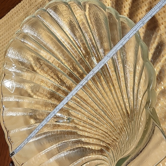 Seashell Shaped Clear Glass Bowl / Dish - Picture 6 of 8